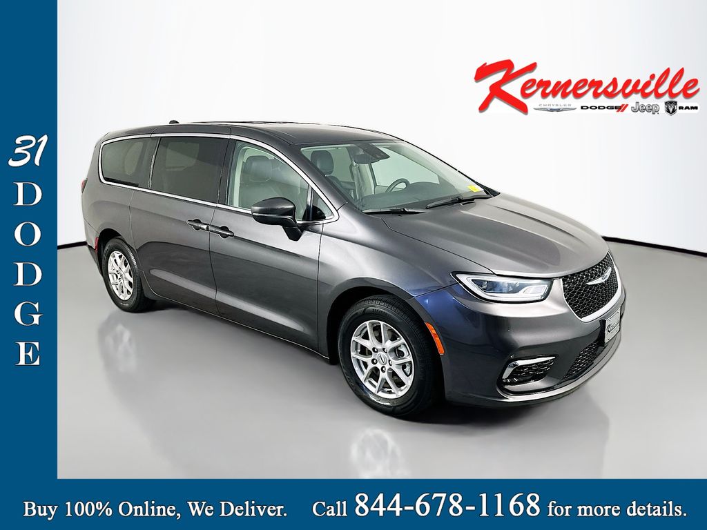2023 Chrysler Pacifica Touring L's photo