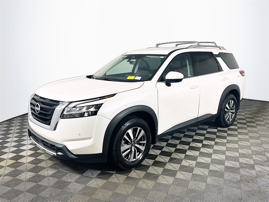 2023 Nissan Pathfinder SL photo 3