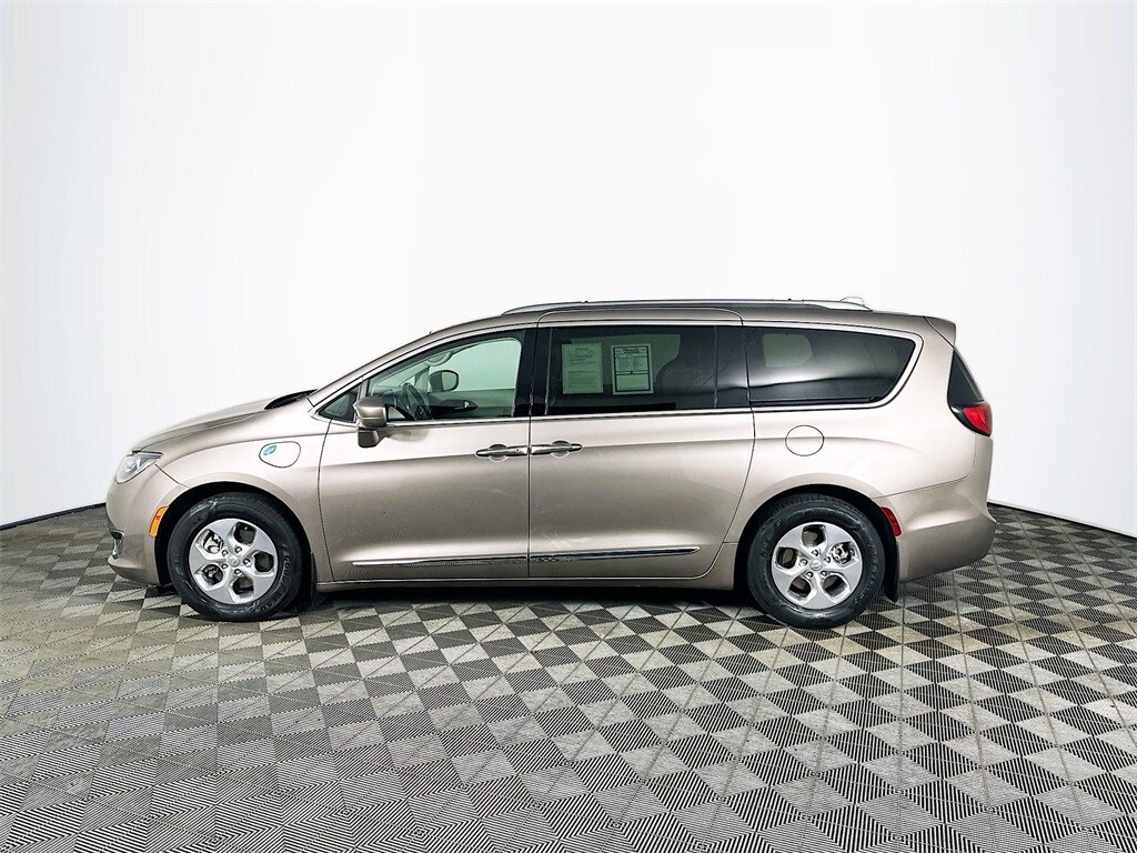 2018 Chrysler Pacifica Hybrid Touring L photo 4