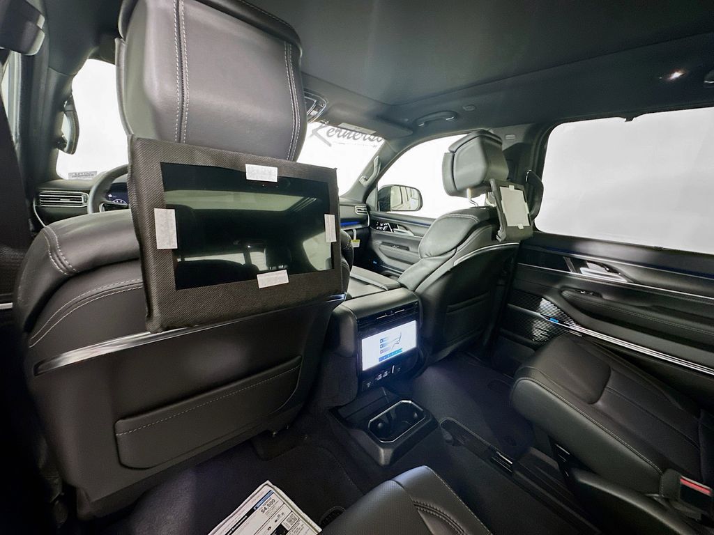 JeepGrand Wagoneer25