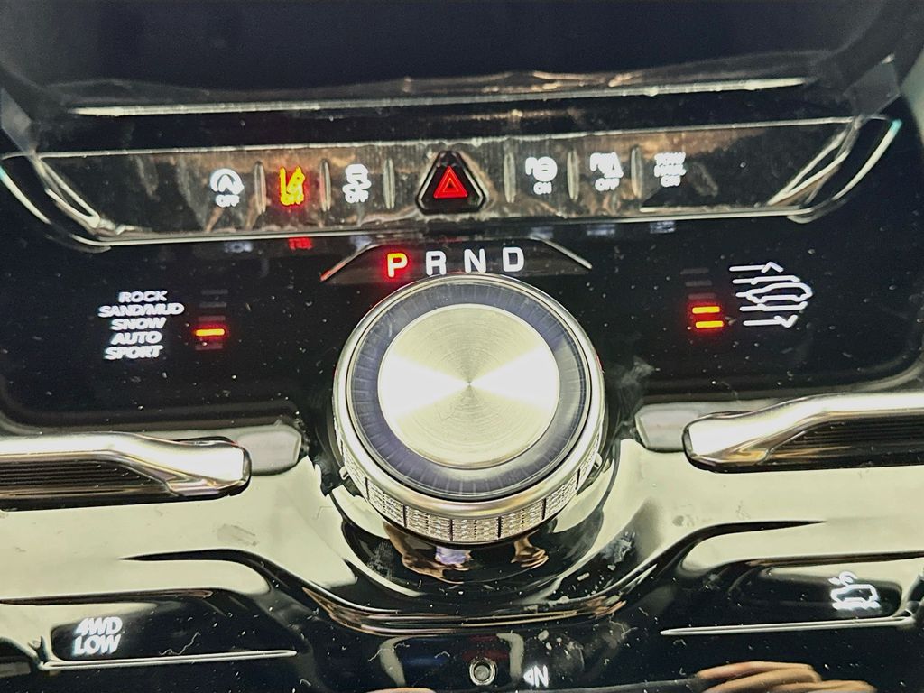 JeepGrand Wagoneer12