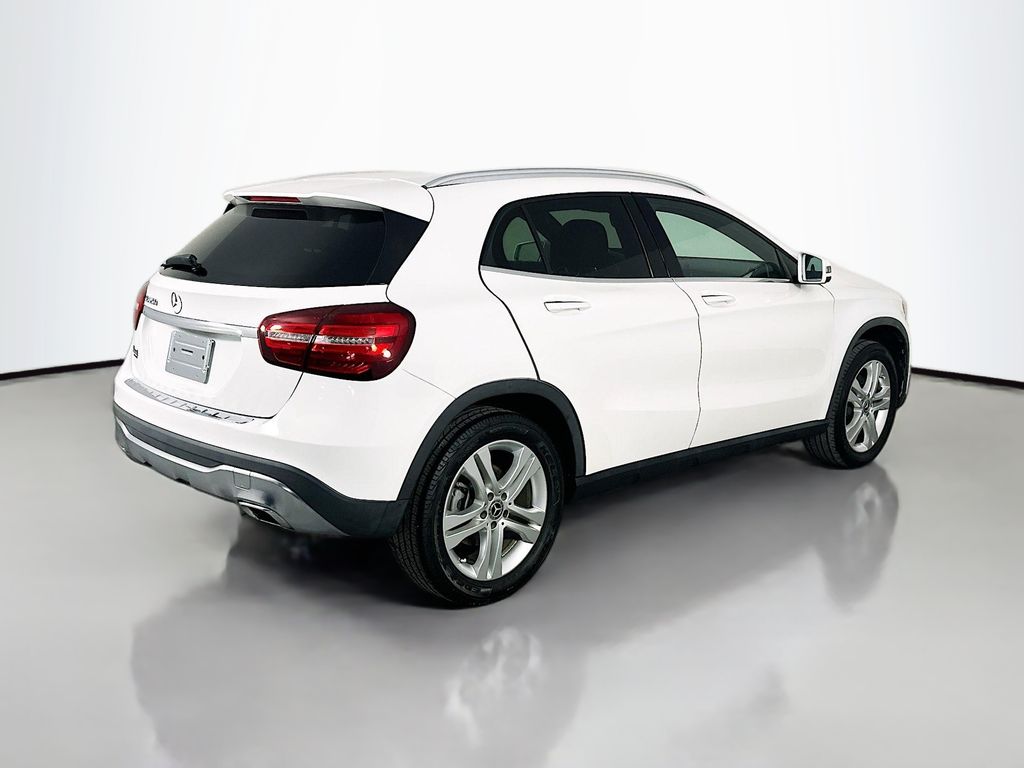 Mercedes-BenzGLA7
