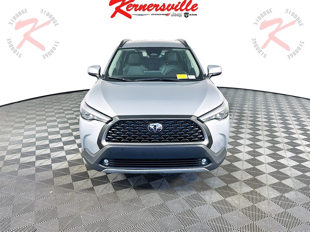 2024 Toyota Corolla Cross XLE photo 2
