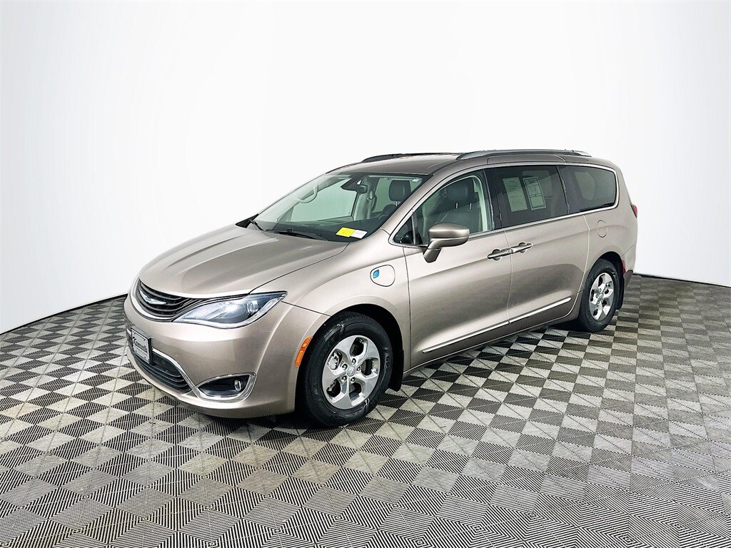 2018 Chrysler Pacifica Hybrid Touring L photo 3