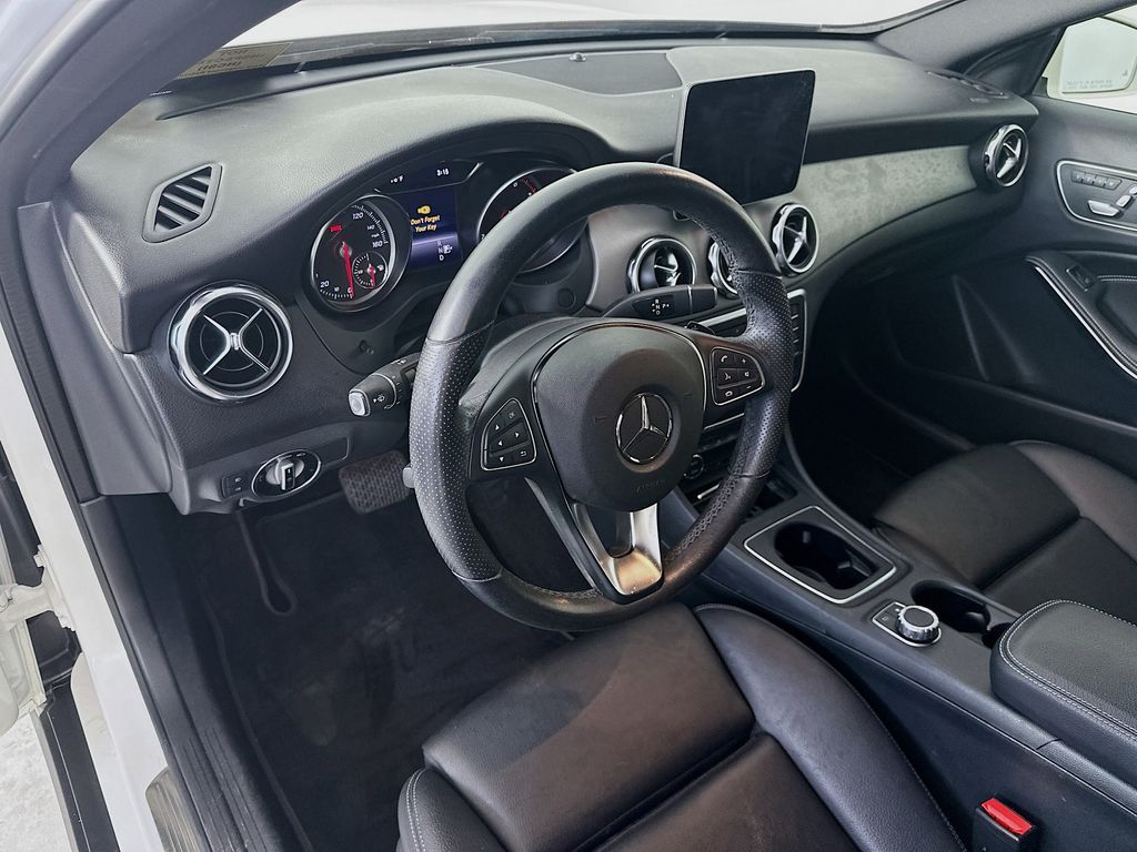 Mercedes-BenzGLA29