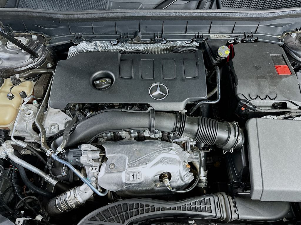 Mercedes-BenzGLB31