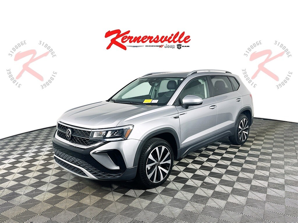 2023 Volkswagen Taos SE photo 3