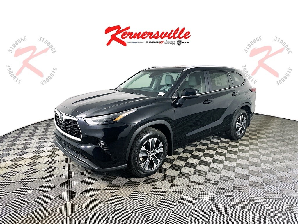 2025 Toyota Highlander XLE photo 3