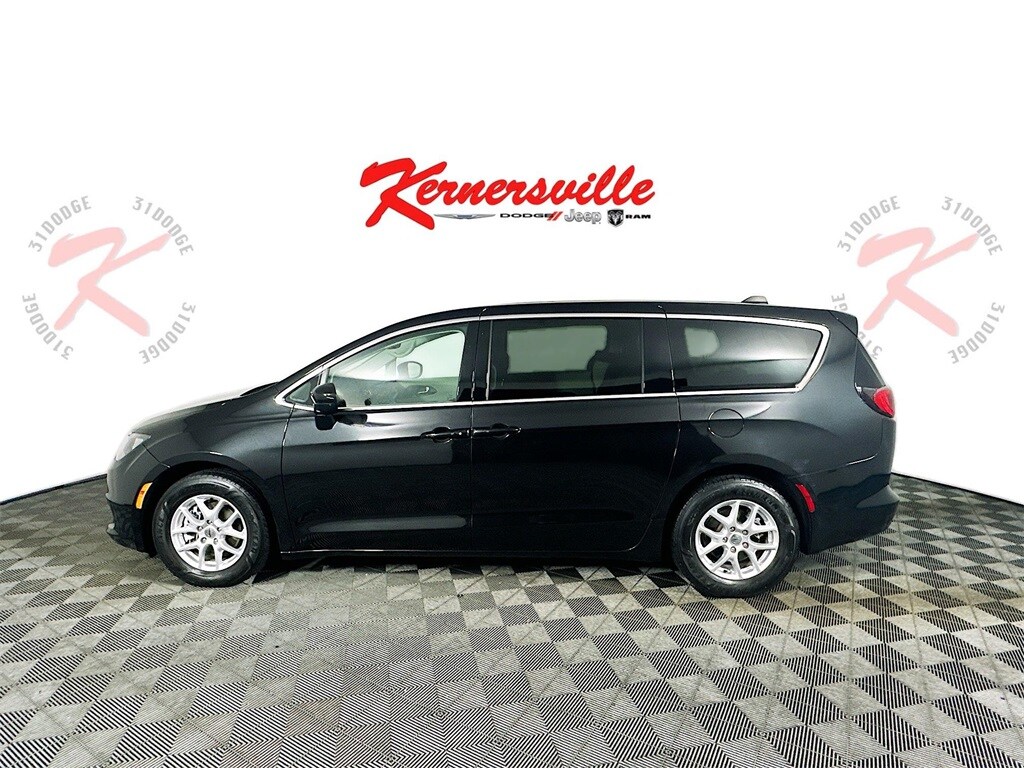 2023 Chrysler Voyager LX photo 4