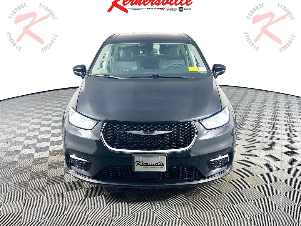 2023 Chrysler Pacifica Touring L photo 2