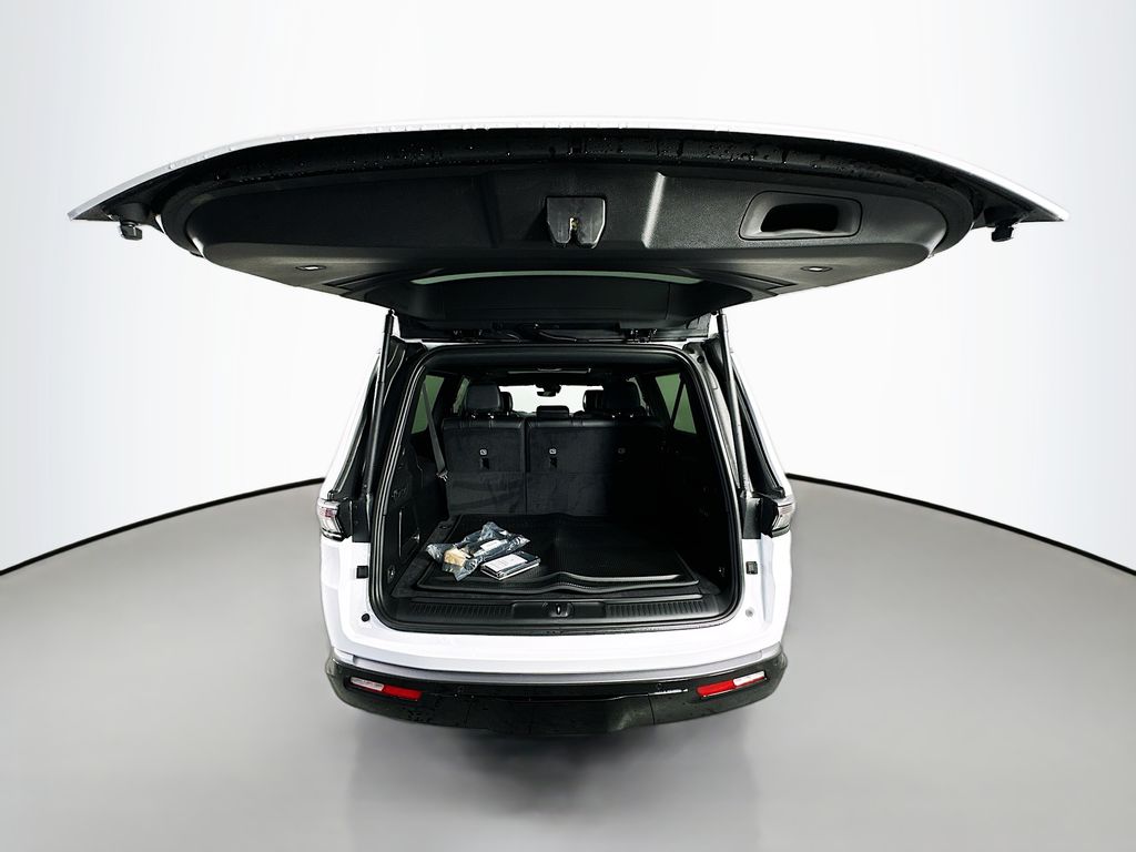JeepGrand Wagoneer L16
