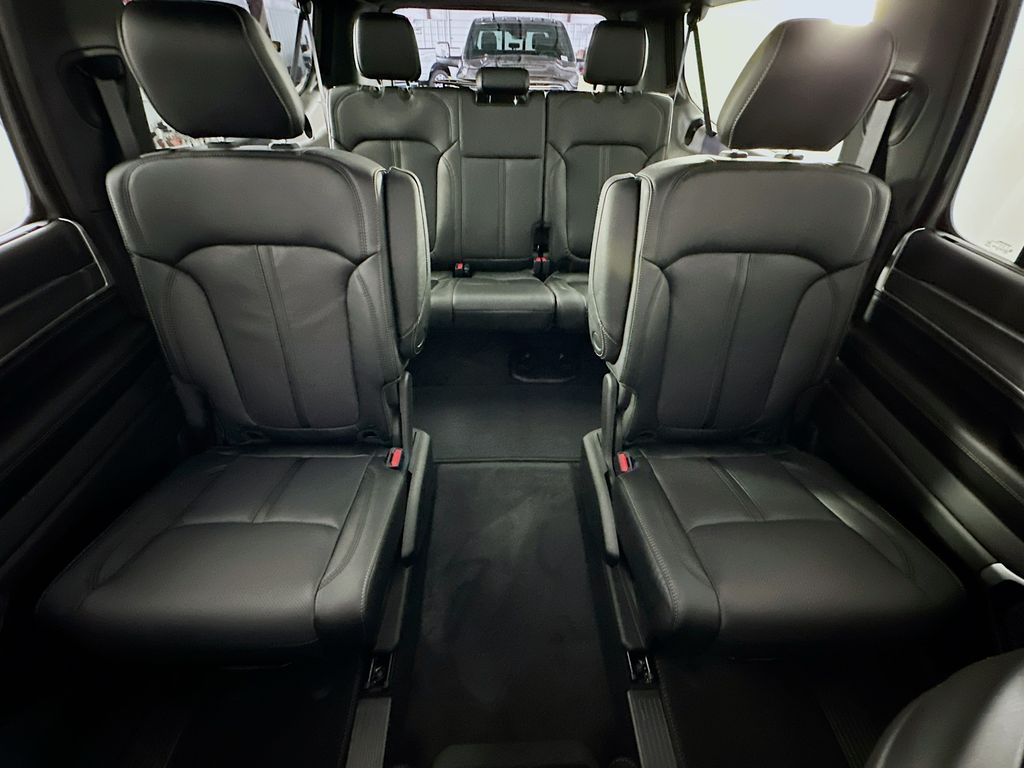 JeepGrand Wagoneer L10
