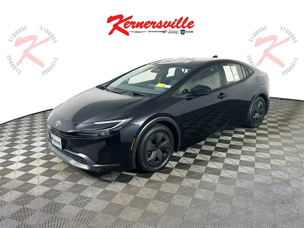 2024 Toyota Prius LE photo 2