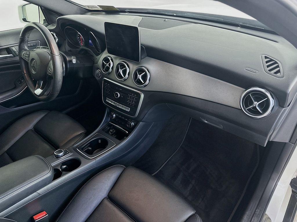 Mercedes-BenzGLA30