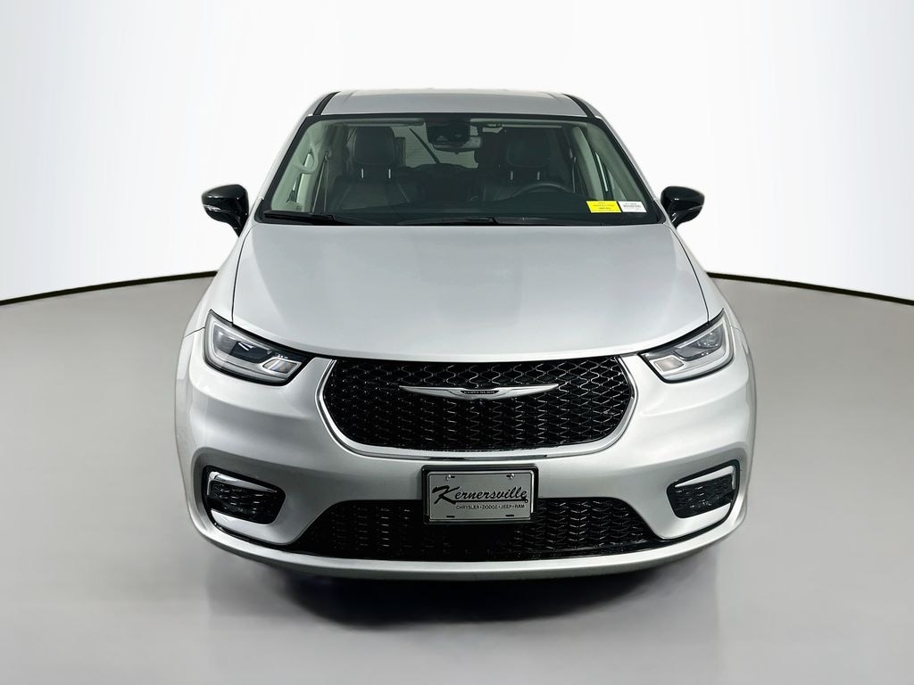 Used 2024 Chrysler Pacifica Touring L Passenger Van