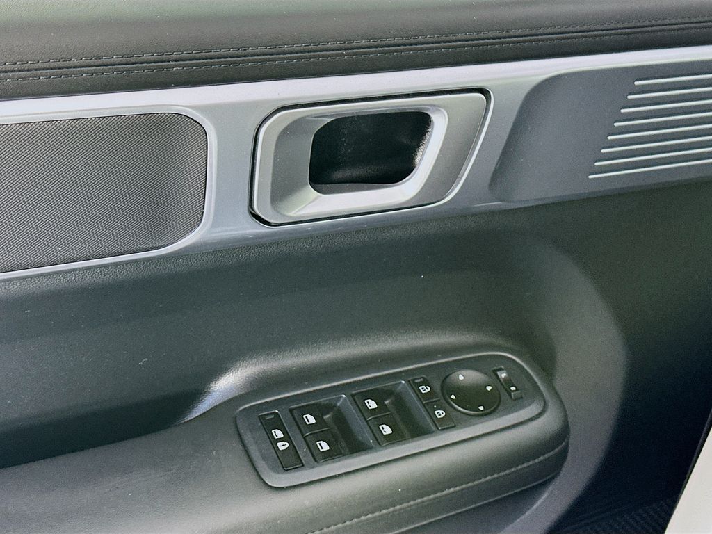 HyundaiSanta Fe24