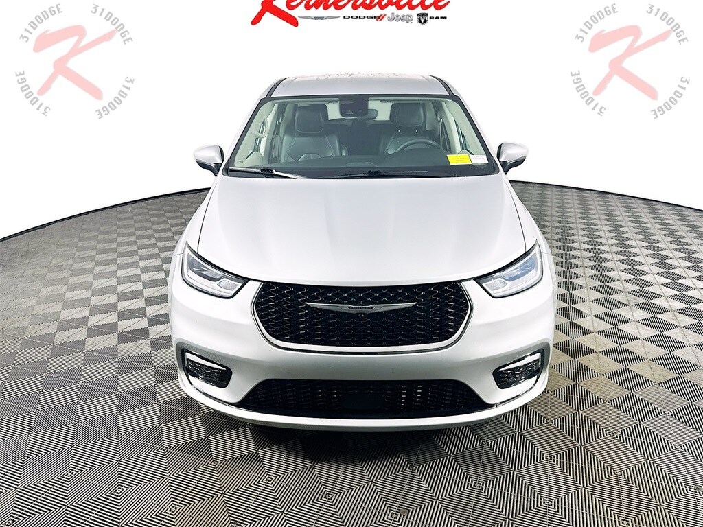 2023 Chrysler Pacifica Touring L photo 2