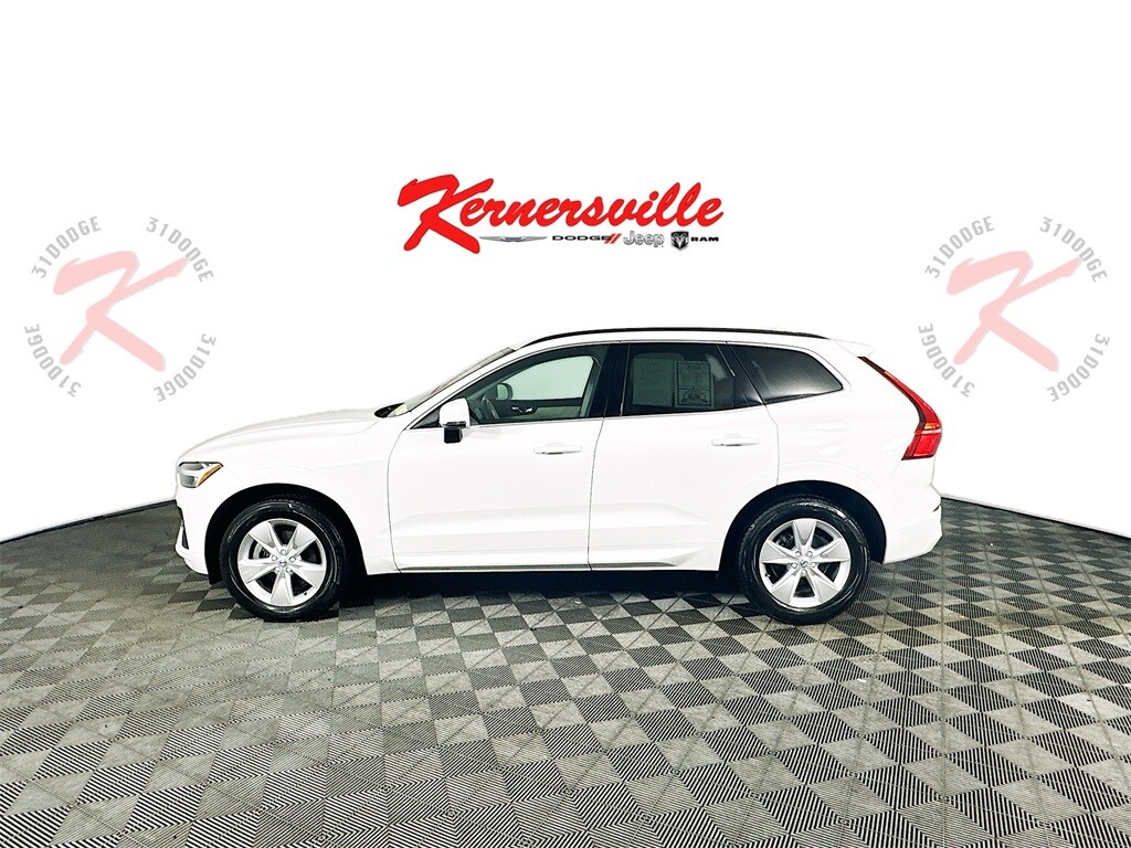 2022 Volvo XC60 B5 Momentum photo 3