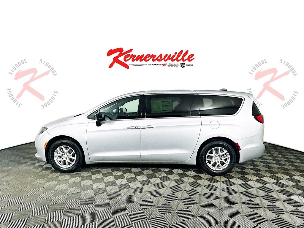 2026 Chrysler Voyager LX photo 4