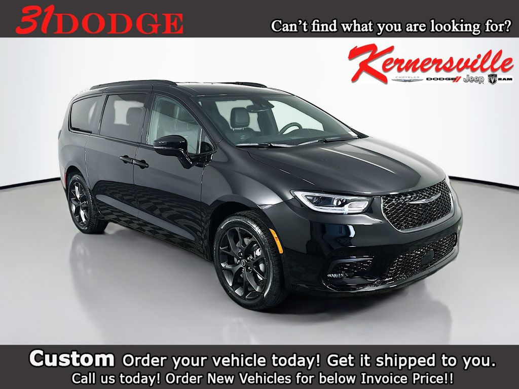 2026 Chrysler Pacifica Select AWD's photo