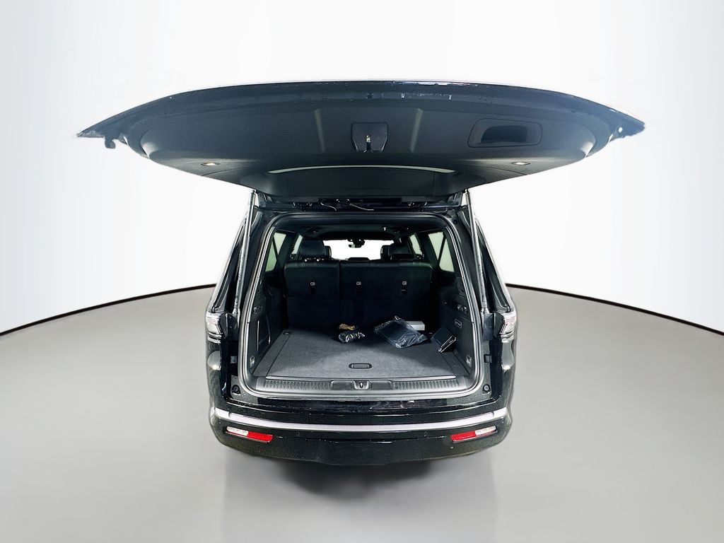 JeepGrand Wagoneer L16