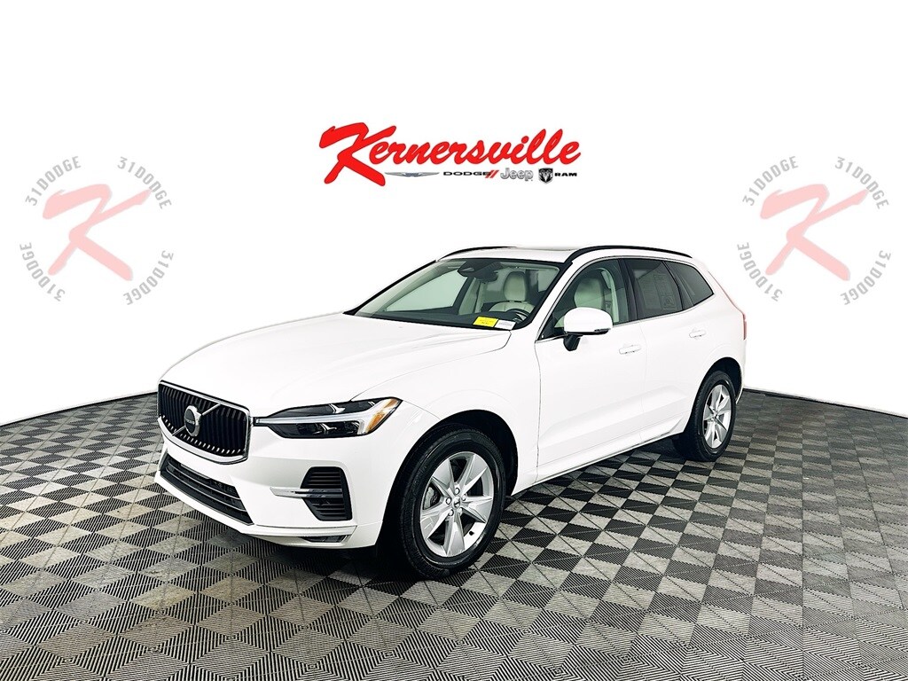 2022 Volvo XC60 B5 Momentum photo 2