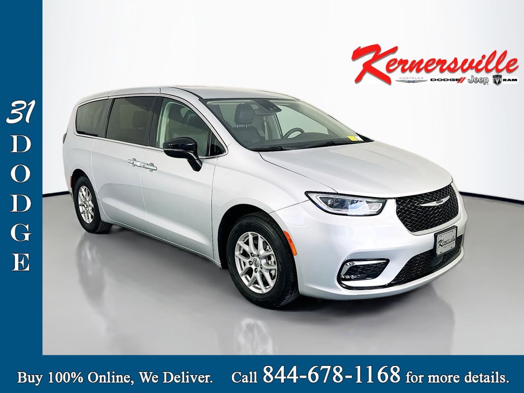 2024 Chrysler Pacifica Touring L's photo