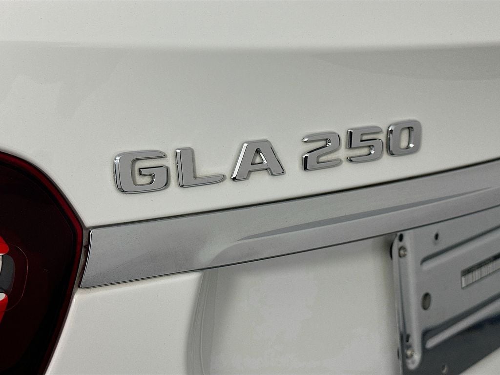 Mercedes-BenzGLA27