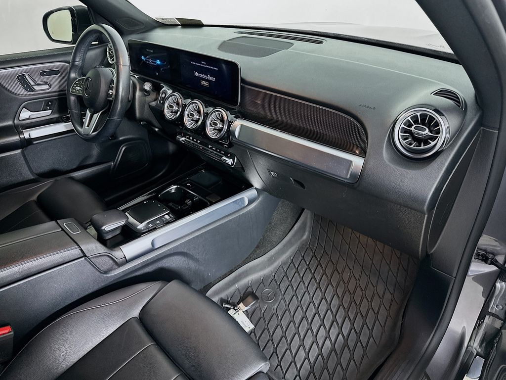 Mercedes-BenzGLB30