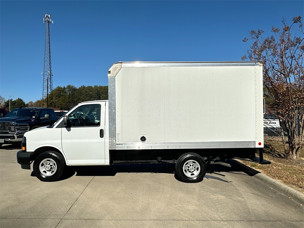 2022 Chevrolet Express 3500 Work Cutaway Van photo 4