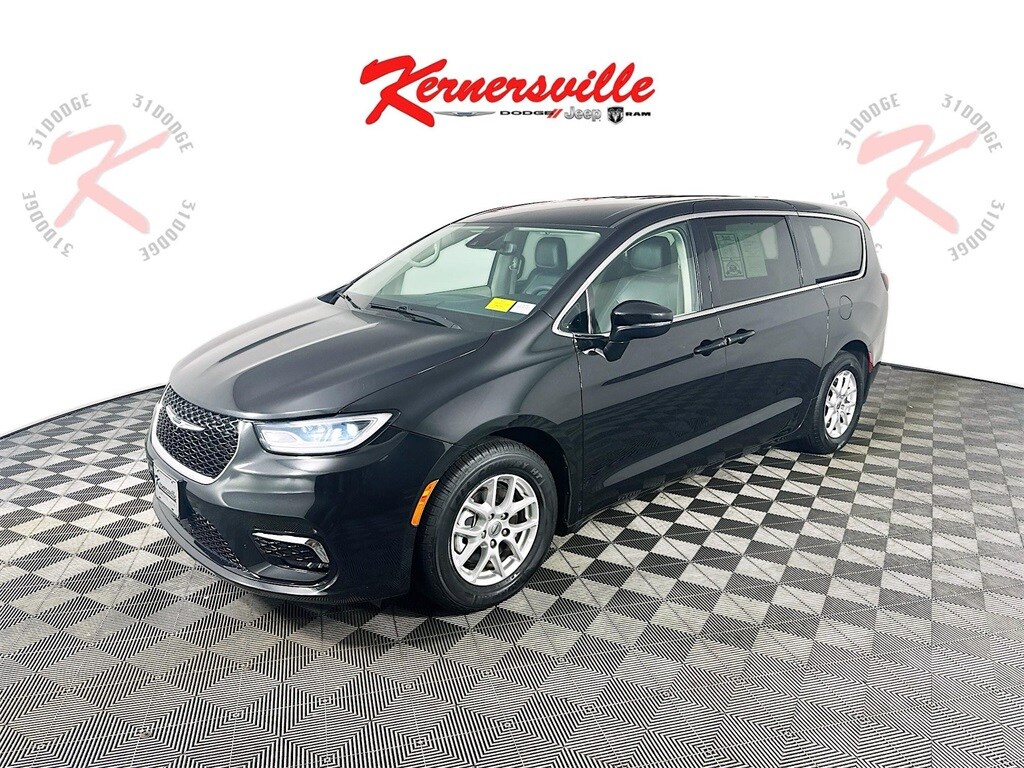 2023 Chrysler Pacifica Touring L photo 3
