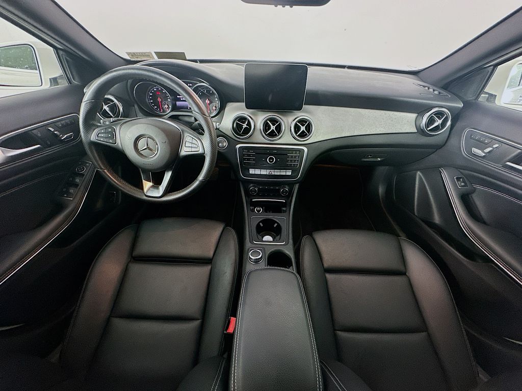 Mercedes-BenzGLA10