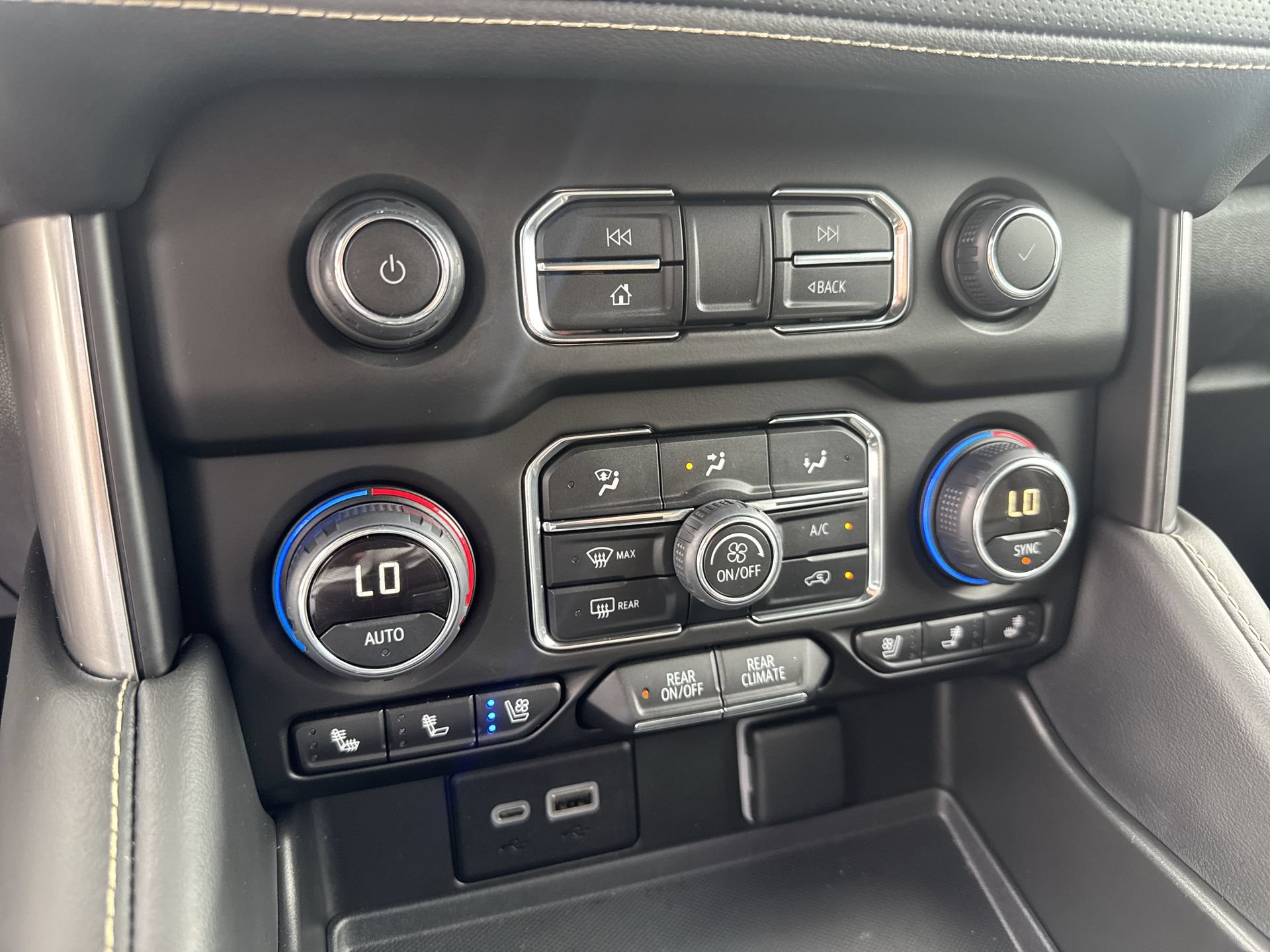 2024 Chevrolet Suburban Premier - Photo 16