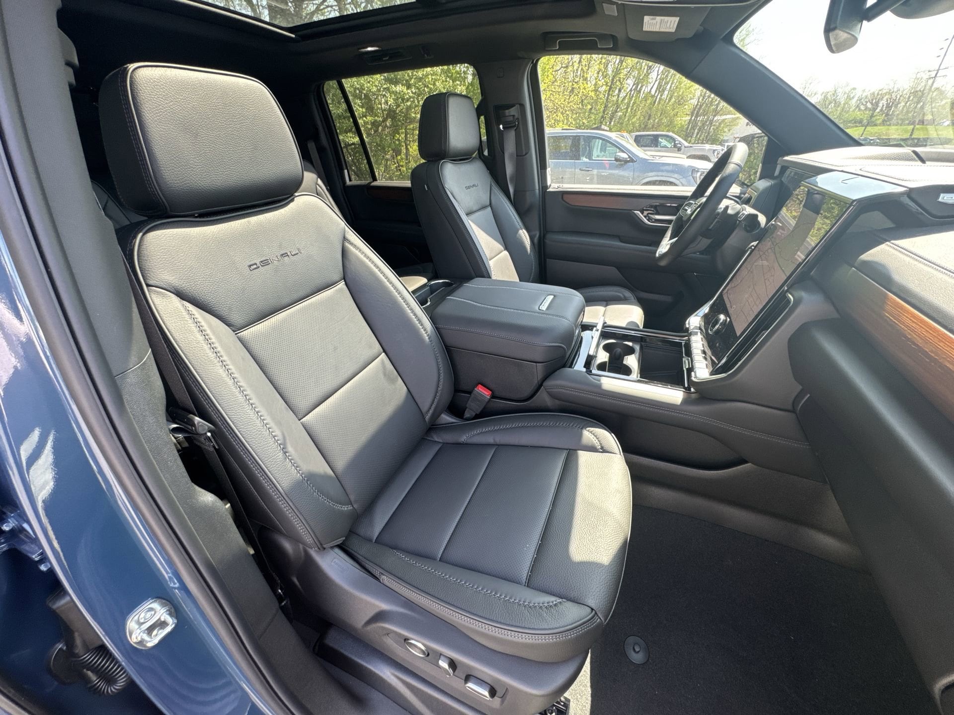 2026 GMC Yukon XL Denali - Photo 27