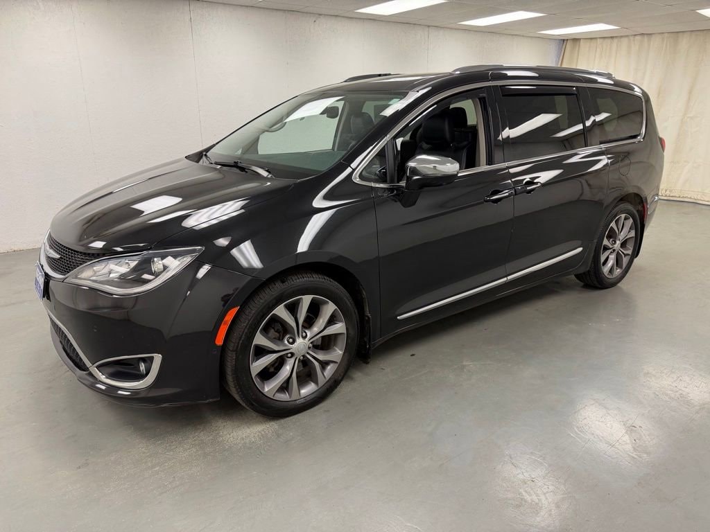 2020 Chrysler Pacifica Limited's photo