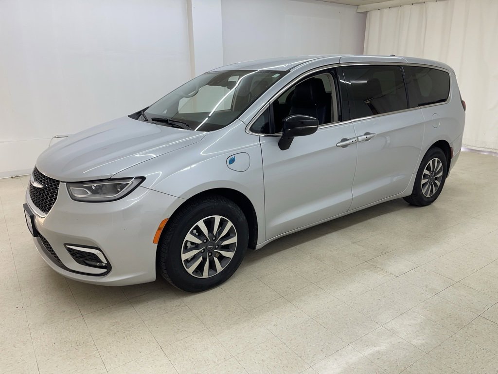 2024 Chrysler Pacifica PHEV Select's photo