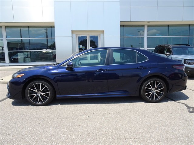 2021 Toyota Camry SE photo 3