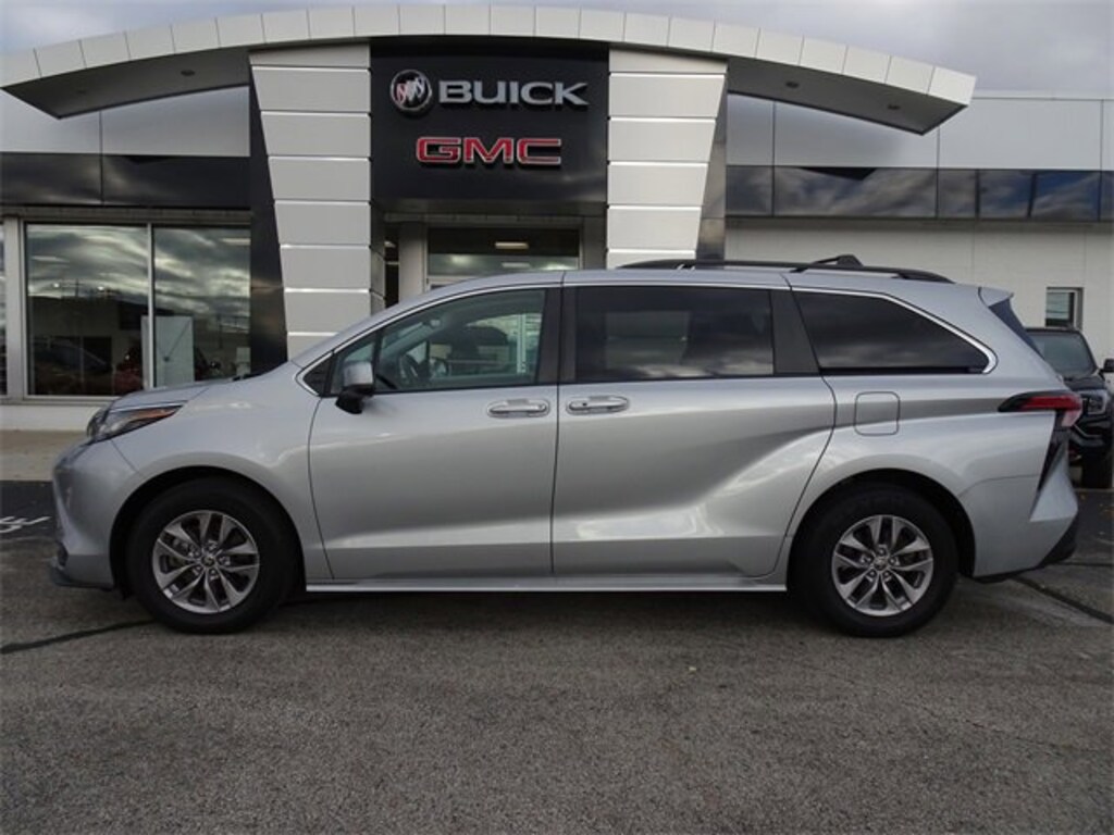 Used 2022 Toyota Sienna LE Van Passenger Van