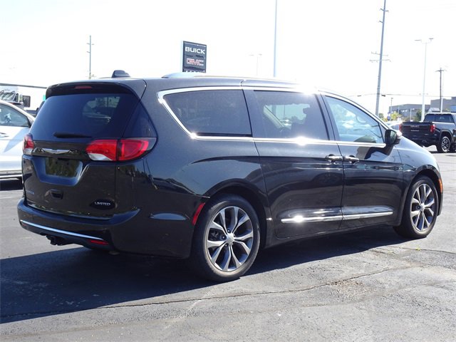 2017 Chrysler Pacifica Limited photo 3