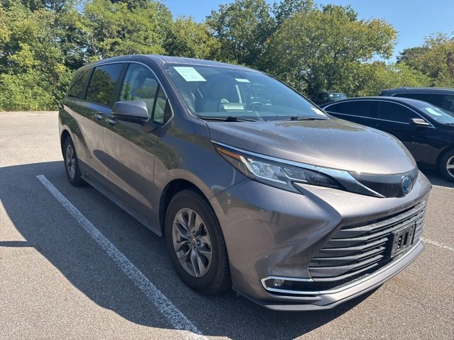 2023 Toyota Sienna XLE photo 2