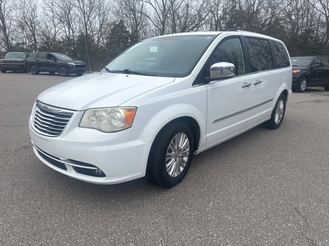2014 Chrysler Town & Country Limited's photo