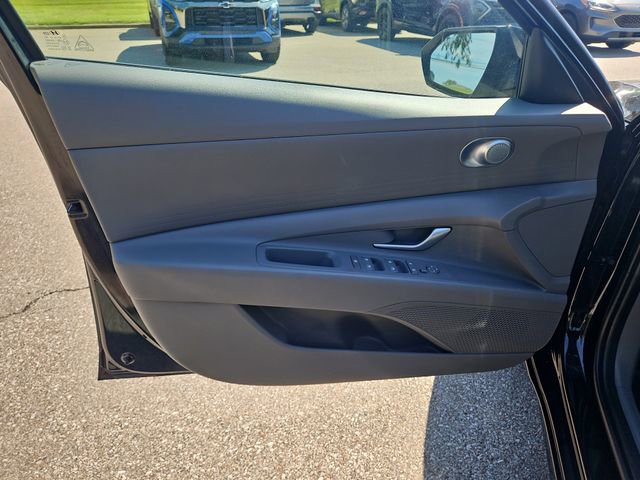 2023 Hyundai Elantra Blue - Photo 17