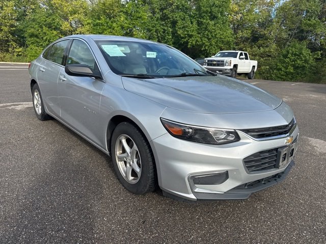 2018 Chevrolet Malibu LS photo 2