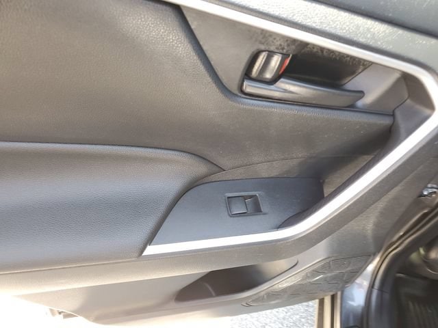 2019 Toyota RAV4 LE - Photo 16