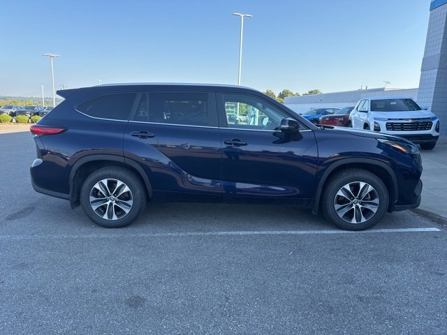 2023 Toyota Highlander L photo 2
