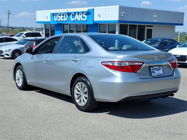 2017 Toyota Camry XLE photo 4
