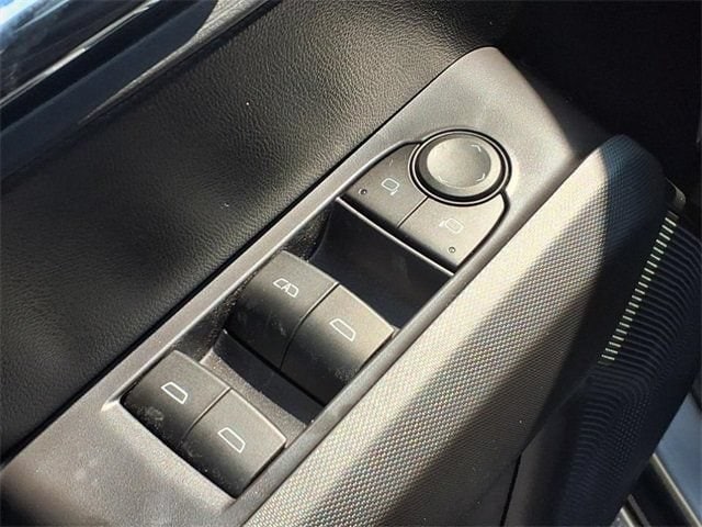2025 Chevrolet Colorado LT - Photo 11