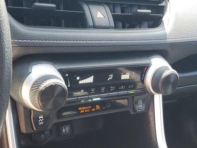 2019 Toyota RAV4 LE - Photo 28