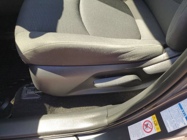 2019 Toyota RAV4 LE - Photo 18