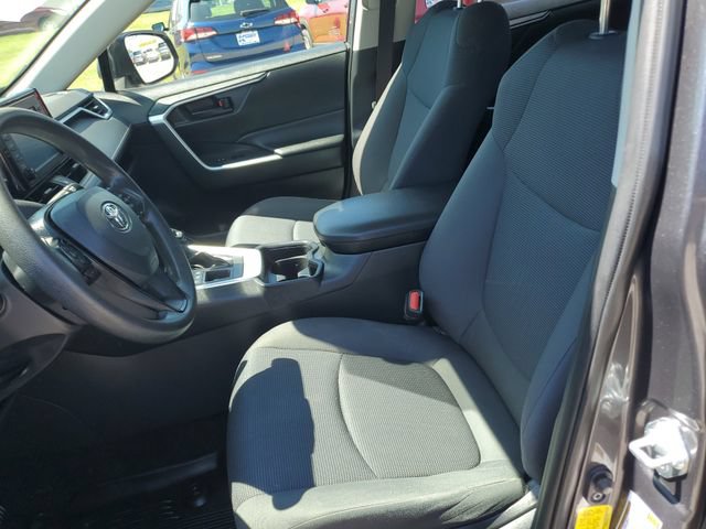 2019 Toyota RAV4 LE - Photo 17